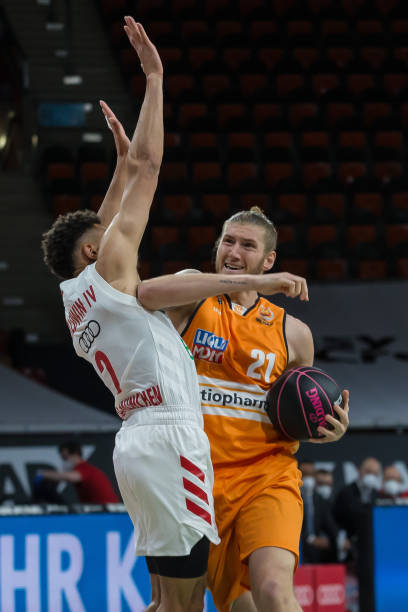 曼城占据绝 曼城占据绝